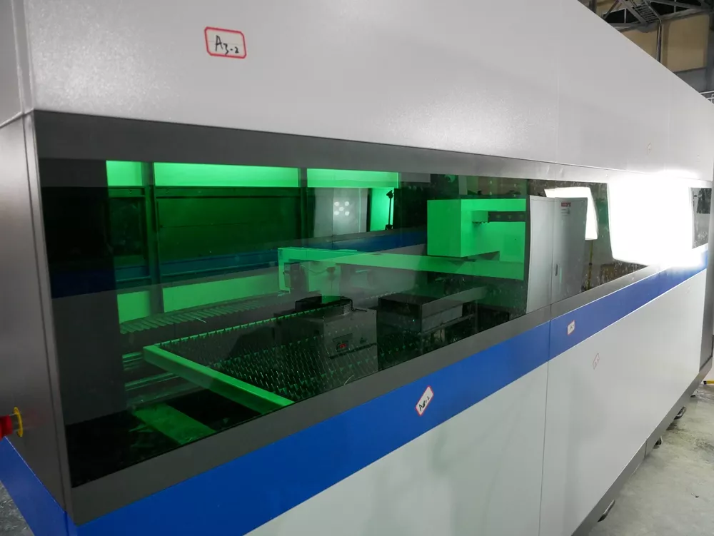 FL-L2060FHE-30000-Raycus Лазерный станок для резки листового металла с кабинетной защитой и сменным столом