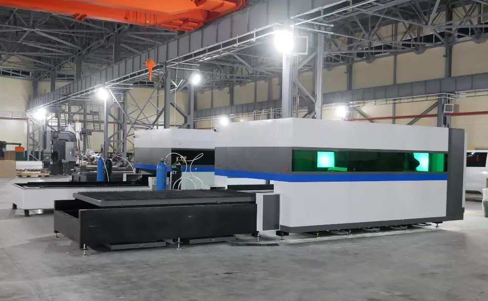 FL-L1560FEHR-1500-D220-Raycus Лазерный станок для резки листового металла и труб со сменным столом и кабинетной защитой