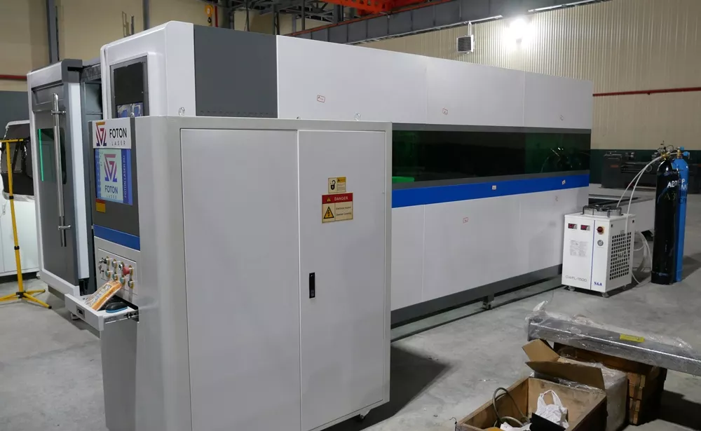 FL-L1560FHR-4000-D220-IPG Лазерный станок для резки листового металла и труб с кабинетной защитой