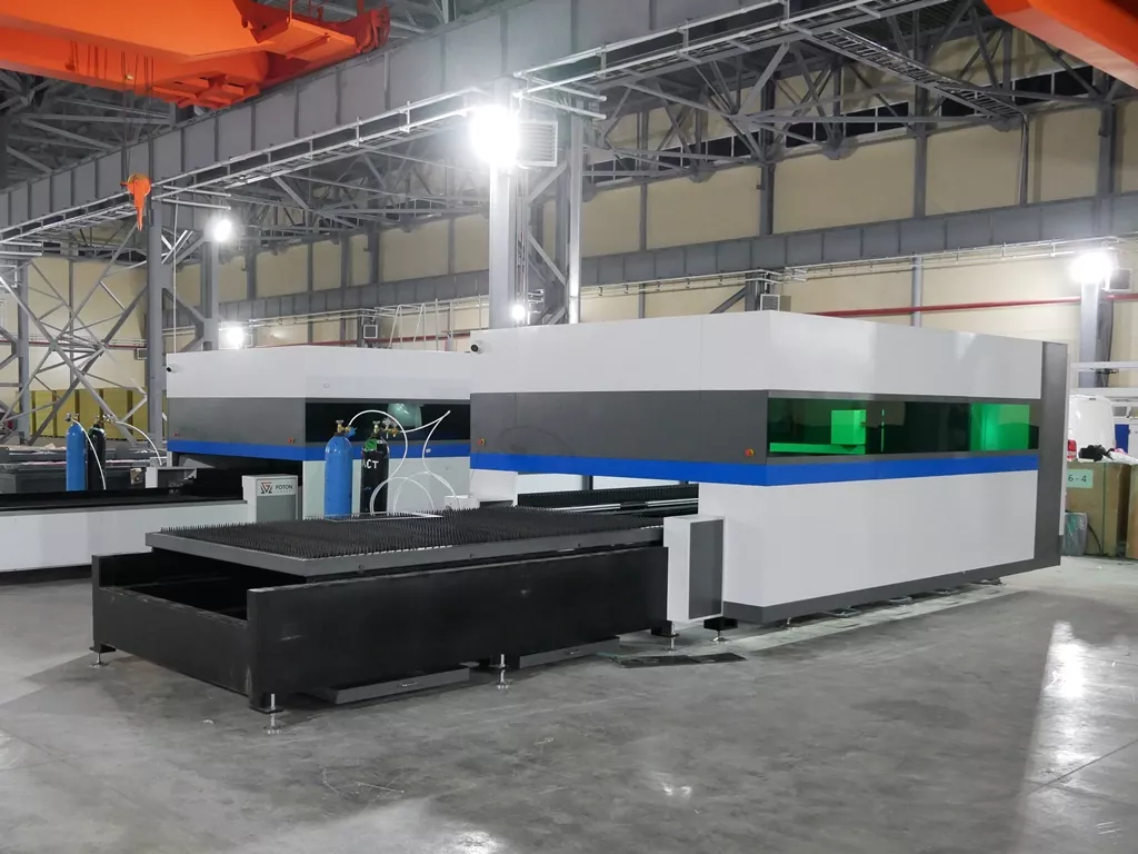 FL-L2040FEHR-12000-D220-IPG Лазерный станок для резки листового металла и труб со сменным столом и кабинетной защитой