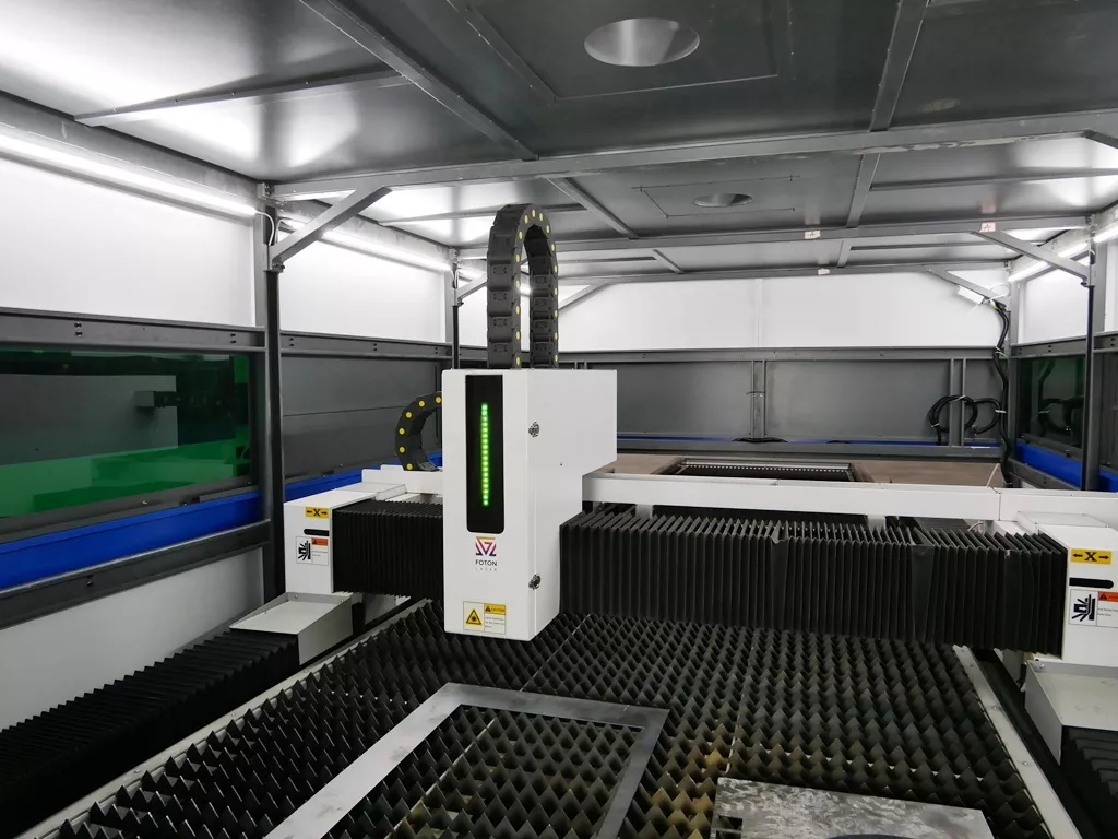 FL-L1560FHR-1500-D220-Raycus Лазерный станок для резки листового металла и труб с кабинетной защитой