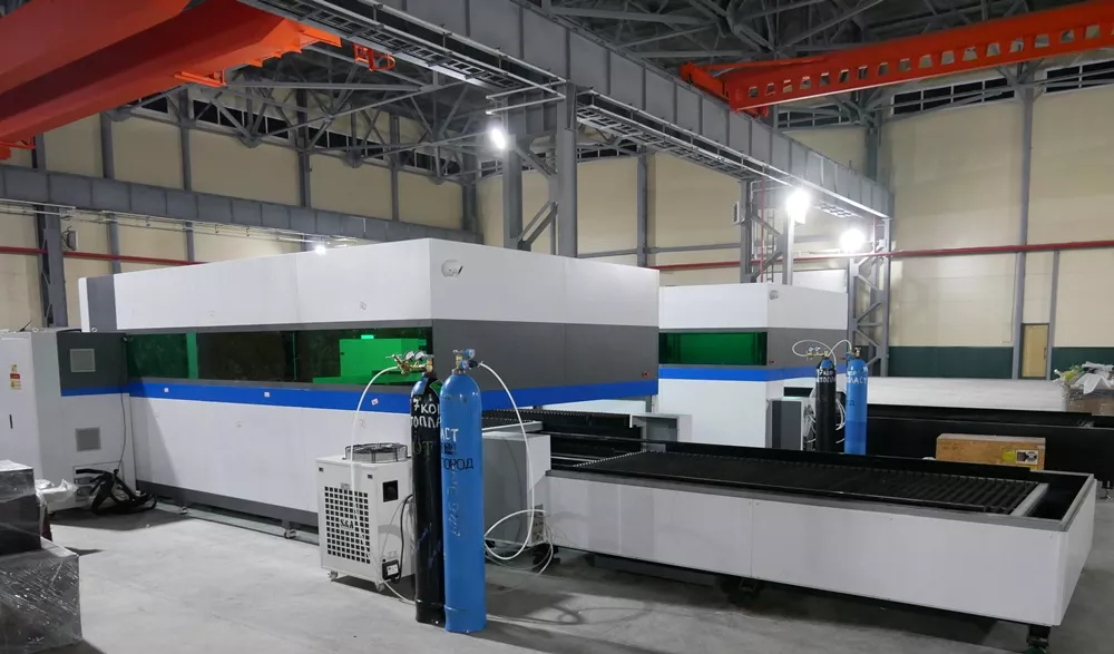 FL-L2060FEHR-12000-D220-IPG Лазерный станок для резки листового металла и труб со сменным столом и кабинетной защитой