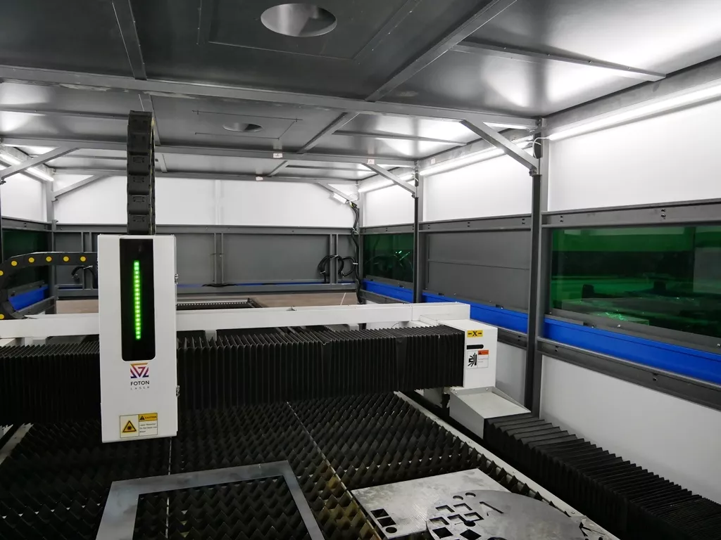 FL-L2040FH-30000-Raycus Установка лазерной резки для листового металла с кабинетной защитой